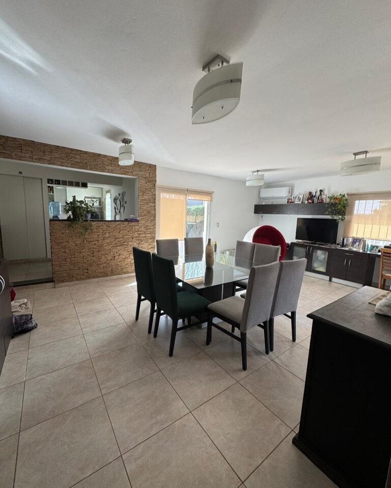 🏡 ¡casa en venta !📍 ubicada en calle ecuador 19, villa carlos paz, en un entorno tranquilo, a (2)