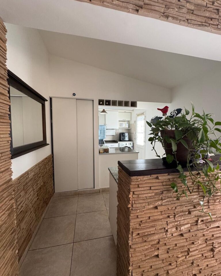 🏡 ¡casa en venta !📍 ubicada en calle ecuador 19, villa carlos paz, en un entorno tranquilo, a (3)