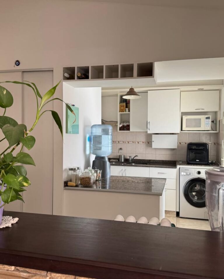 🏡 ¡casa en venta !📍 ubicada en calle ecuador 19, villa carlos paz, en un entorno tranquilo, a (4)